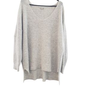 Elegant V-Neck Sweater in Light Gray